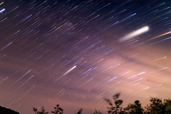 Ceará terá noite iluminada por até 100 meteoros por hora em dezembro (Imagem: Getty Images/ Canva Pro)