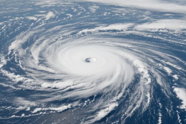 Oceanos quentes transformam ciclones fracos em máquinas de chuva extrema. (Imagem: Gerada por IA/ Gemini)