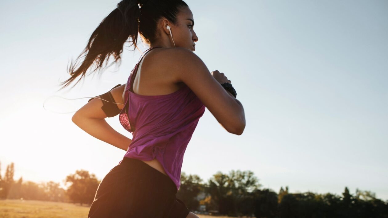 Correr pode fazer o cérebro superestimar o tempo. (Foto: Getty Images via Canva)
