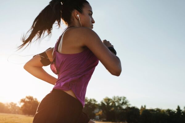 Correr pode fazer o cérebro superestimar o tempo. (Foto: Getty Images via Canva)