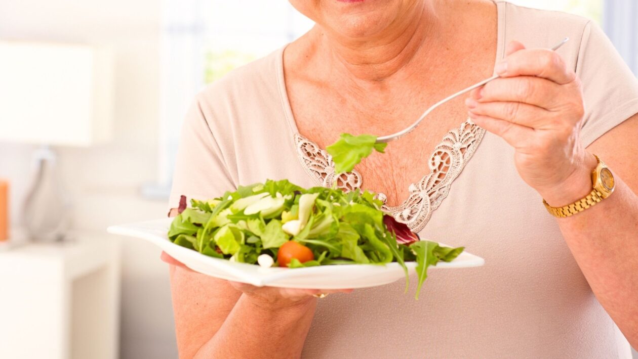 Reduzir ultraprocessados melhora saúde metabólica dos idosos. (Foto: StockLite via Canva)