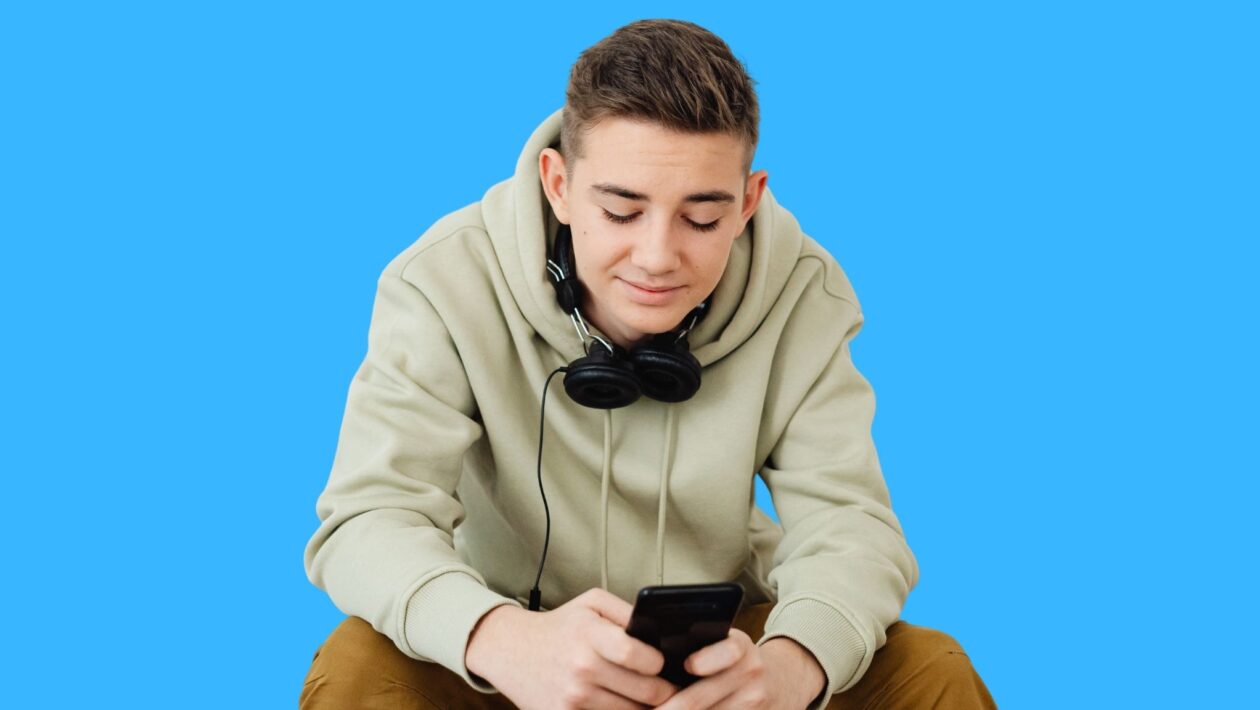 Postura incorreta ao usar celular causa dor no pescoço. (Foto: Pexels via Canva)