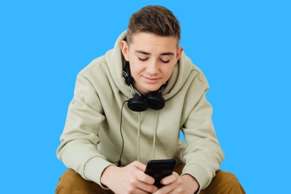 Postura incorreta ao usar celular causa dor no pescoço. (Foto: Pexels via Canva)