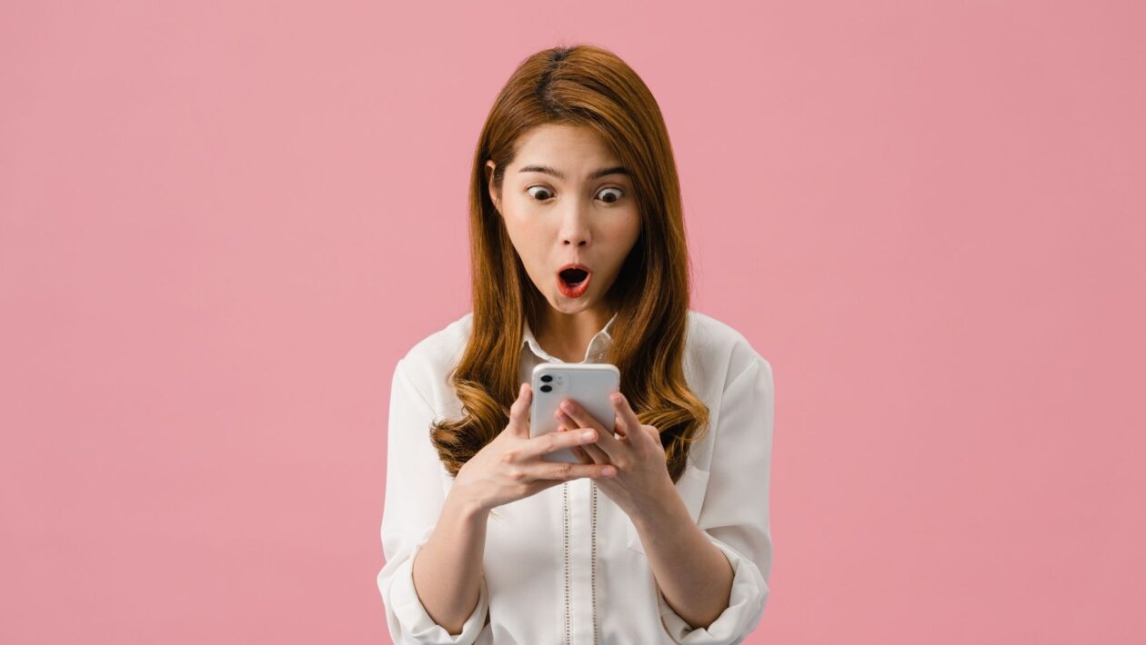 Checar o celular o tempo todo prejudica memória e foco. (Foto: Tirachard Kumtanom via Canva)