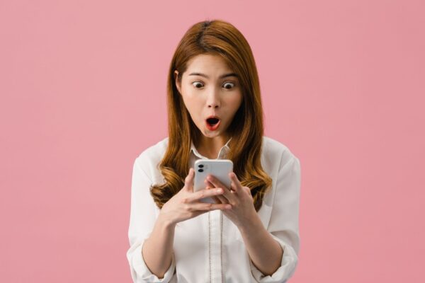 Checar o celular o tempo todo prejudica memória e foco. (Foto: Tirachard Kumtanom via Canva)