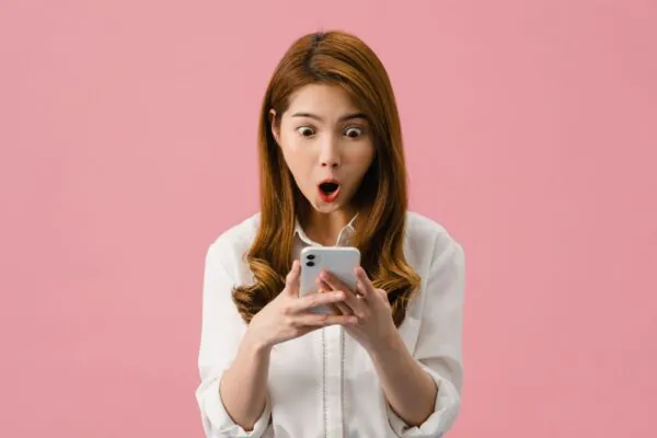 Checar o celular o tempo todo prejudica memória e foco. (Foto: Tirachard Kumtanom via Canva)