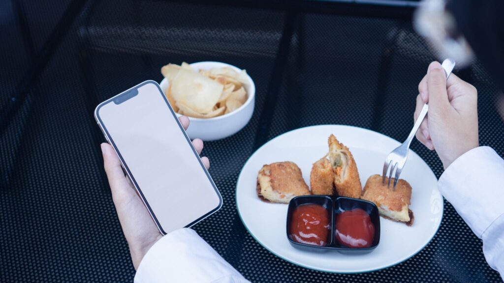 Uso frequente do celular altera circuitos cerebrais. (Foto: Tiankukuk via Canva)