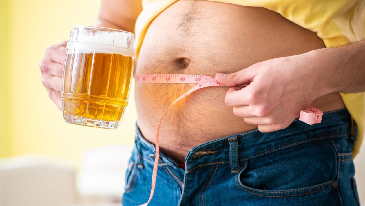 Barriga de chopp aumenta risco de problemas cardíacos. (Foto: Elnur via Canva)