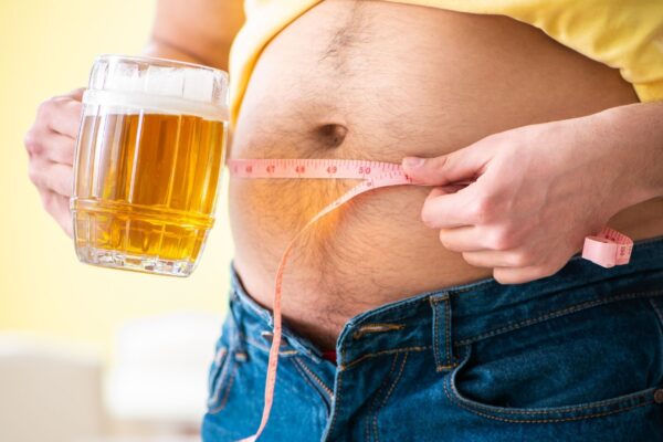 Barriga de chopp aumenta risco de problemas cardíacos. (Foto: Elnur via Canva)