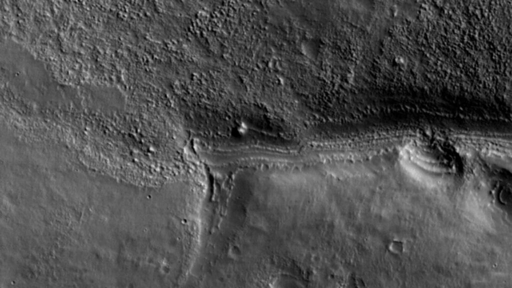 100 mil imagens revelam dunas e relevo em Syrtis Major. (Imagem: NASA)
