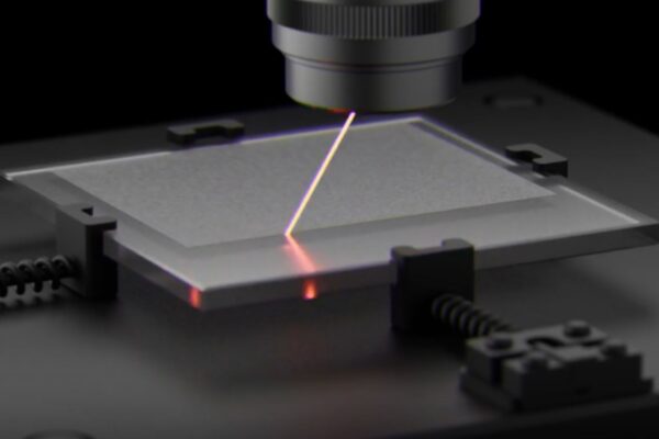 Vidro pode armazenar dados por bilhões de anos sem gastar energia (Imagem: SPhotonix/Reprodução)