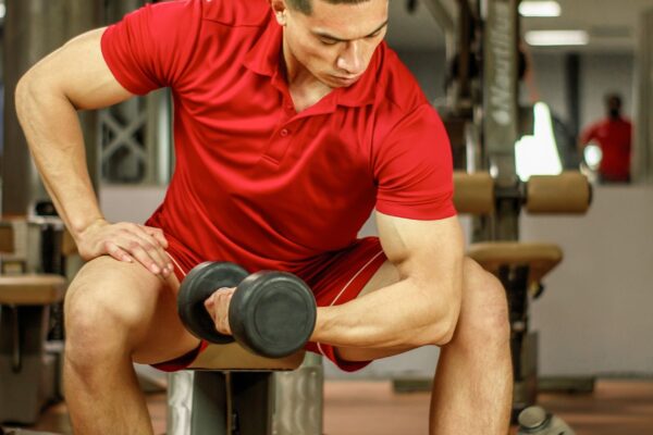 Músculos lembram do treino mesmo após meses de pausa. (Foto: Pexels via Canva)