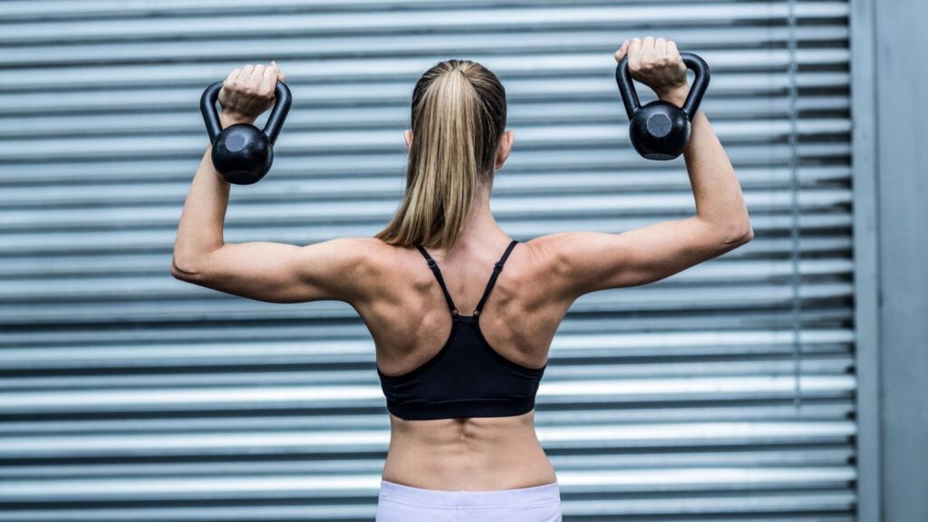 Treino de força é aliado poderoso da saúde metabólica. (Foto: Getty Images via Canva)