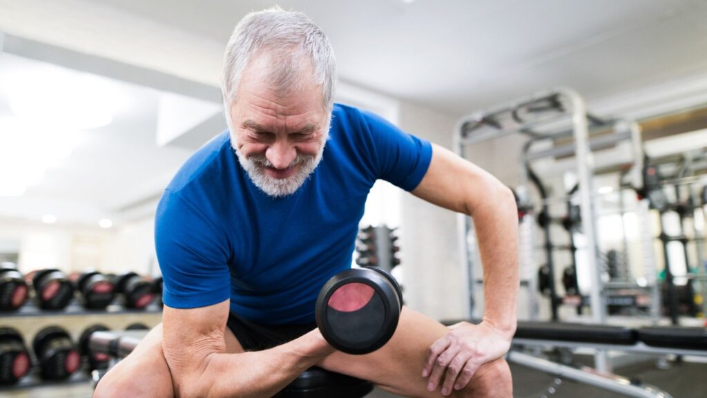 Tratamento inovador mira a causa neurológica da sarcopenia. (Foto: Halfpoint via Canva)