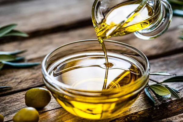 Óleo usado vira plástico resistente e totalmente reciclável em novo estudo (Imagem: Getty Images/ Canva Pro)
