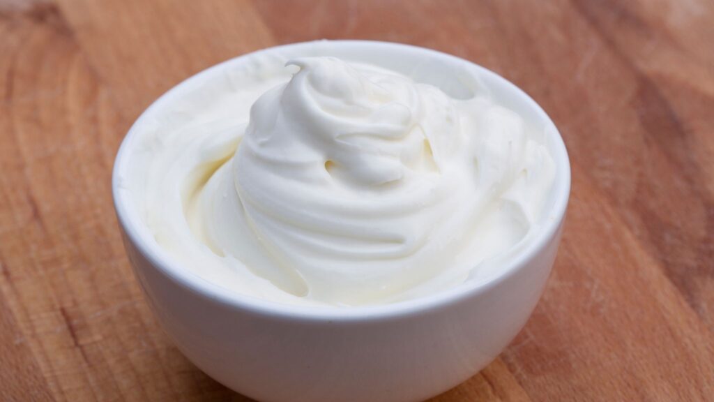 Nem todo laticínio protege, mas o creme de leite se destaca. (Foto: Getty Images Images via Canva)