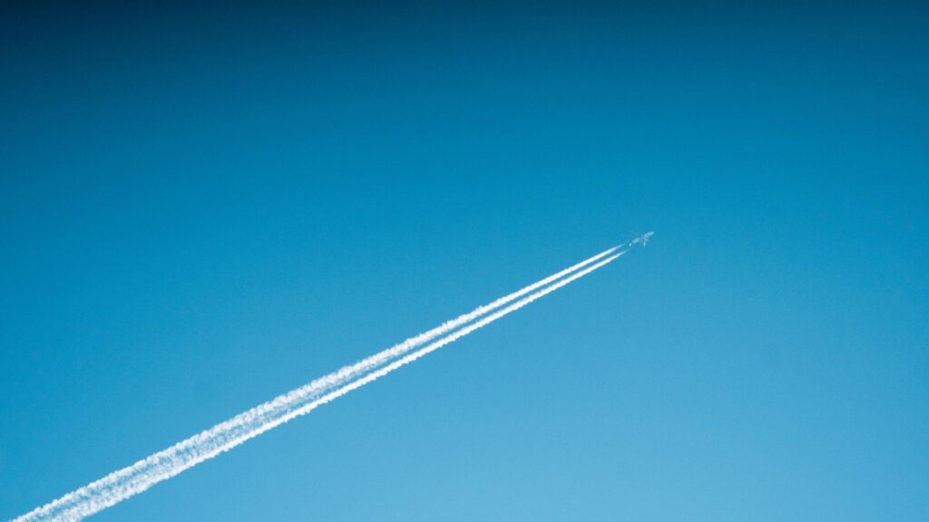 Contrails: as trilhas invisíveis da aviação no aquecimento global (Imagem: Getty Images/ Canva Pro)