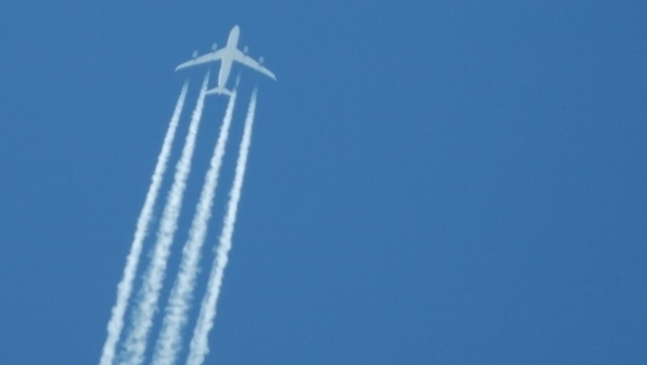 Rastros de aviões no céu também ajudam a aquecer o planeta (Imagem: Getty Images/ Canva Pro)