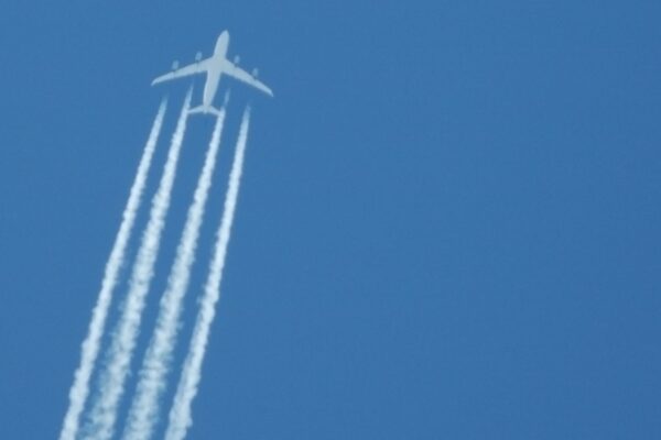 Rastros de aviões no céu também ajudam a aquecer o planeta (Imagem: Getty Images/ Canva Pro)