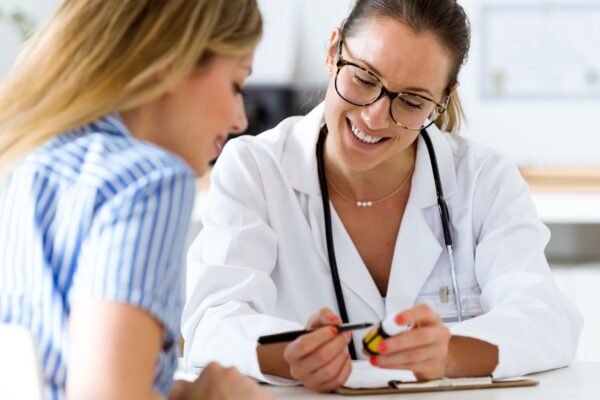 FDA retira tarja preta de terapias hormonais femininas. (Foto: Lifestock via Canva)