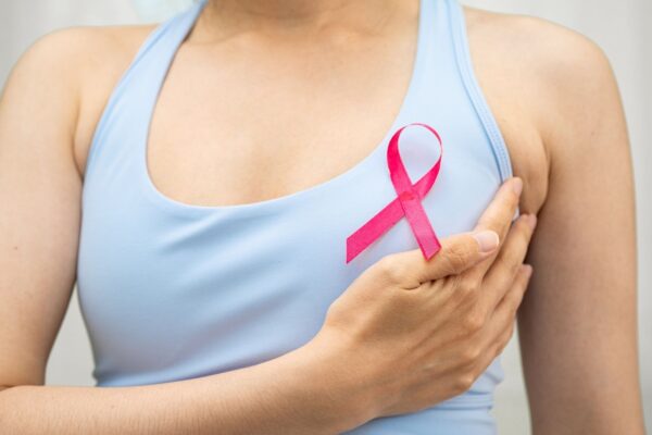 Genes e histórico familiar aumentam risco de câncer de mama. (Foto: Pamai's Images via Canva)