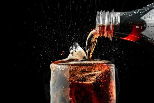 Refrigerantes zero elevam risco de gordura no fígado. (Foto: Getty Images via Canva)