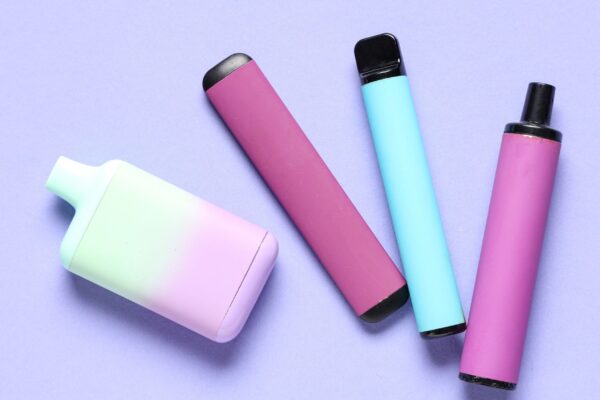 Pesquisa mostra danos do vape em pulmões e coração. (Foto: Pixelshot via Canva)