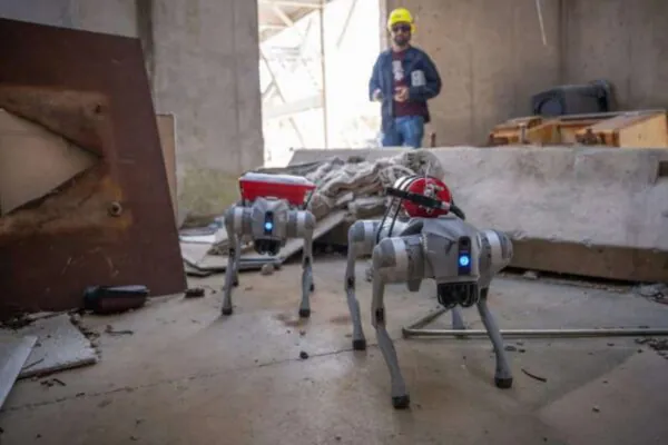 Robô-cão com IA navega, aprende rotas e atua em resgates complexos. (Imagem: Logan Jinks/Texas A&M Engineering)
