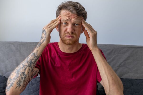 Desatenção e rotina caótica podem indicar TDAH. (Foto: Getty Images via Canva)