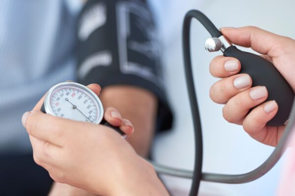 Estudo liga horário de dormir ao controle da hipertensão. (Foto: Getty Images via Canva)