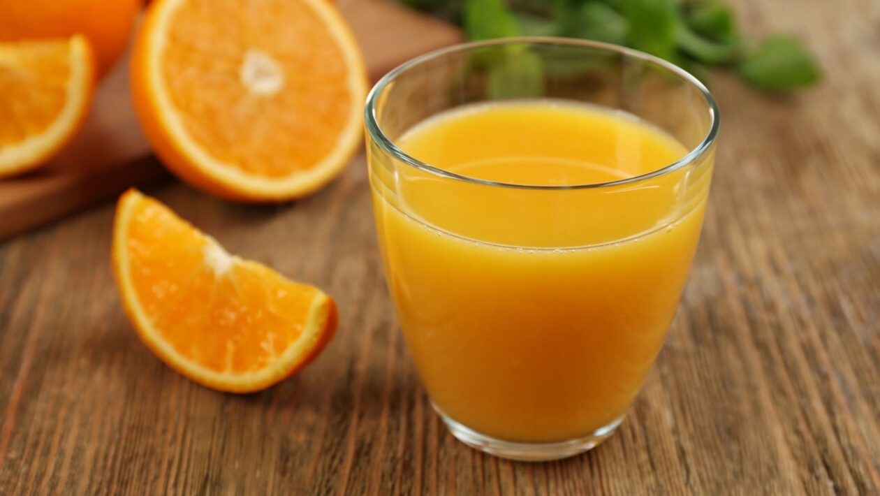 Suco de laranja ativa genes ligados à saúde do coração. (Foto: Pixelshot via Canva)