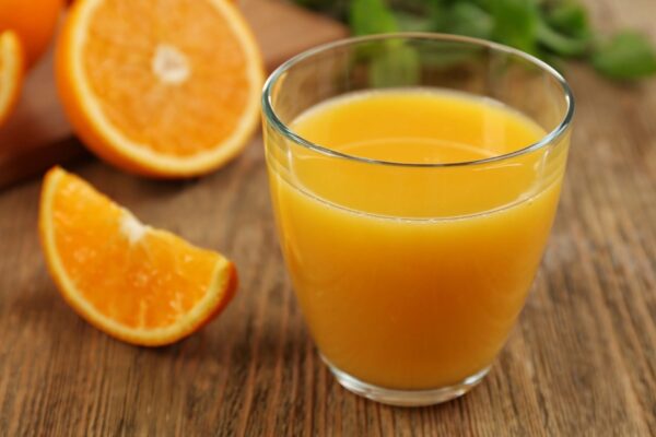 Suco de laranja ativa genes ligados à saúde do coração. (Foto: Pixelshot via Canva)
