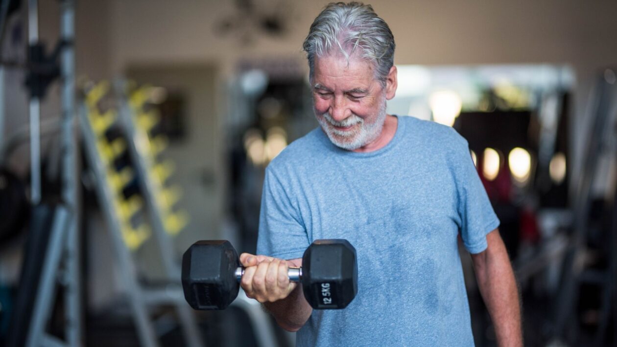 Proteína ajuda a preservar força muscular na velhice. (Foto: Perfect Wave via Canva)