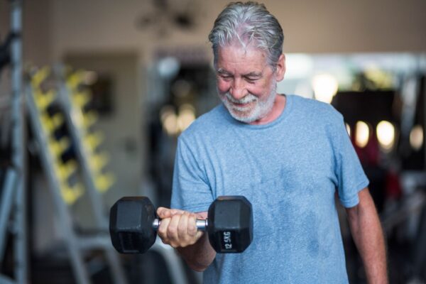 Proteína ajuda a preservar força muscular na velhice. (Foto: Perfect Wave via Canva)