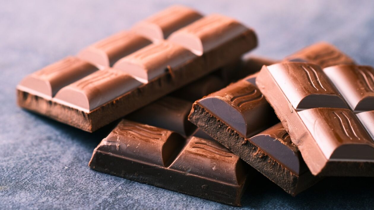 Composto do chocolate amargo aparece associado à juventude celular. (Foto: Pexels via Canva)