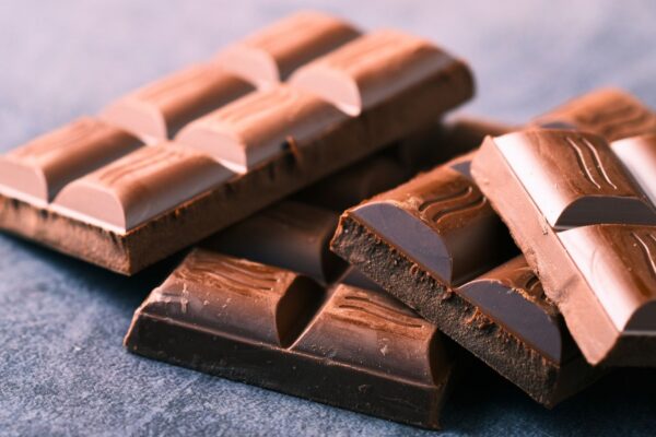 Composto do chocolate amargo aparece associado à juventude celular. (Foto: Pexels via Canva)