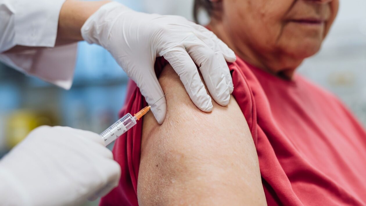 Vacina contra herpes-zóster pode reduzir risco de demência. (Foto: Halfpoint via Canva)