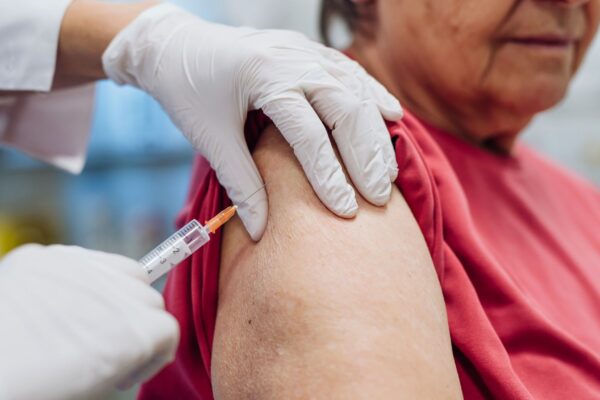 Vacina contra herpes-zóster pode reduzir risco de demência. (Foto: Halfpoint via Canva)