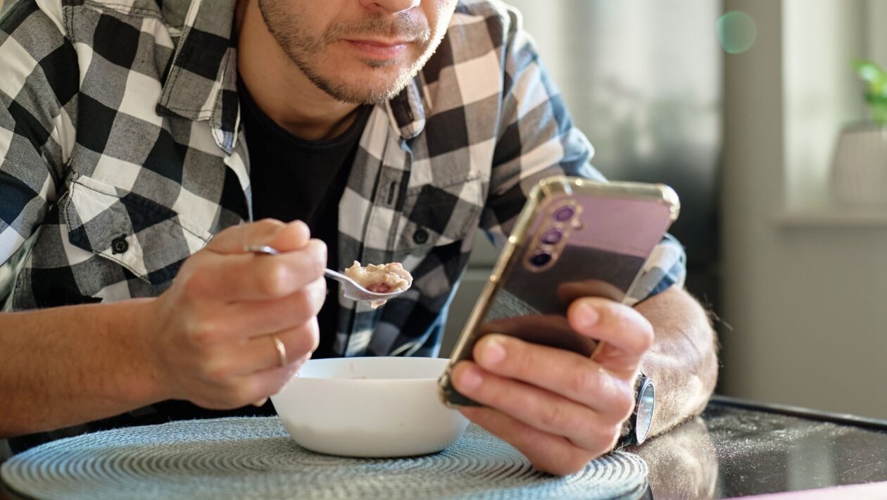 Vídeos curtos estão associados a pior foco e saúde mental. (Foto: Aliaksandrbarysenka via Canva)
