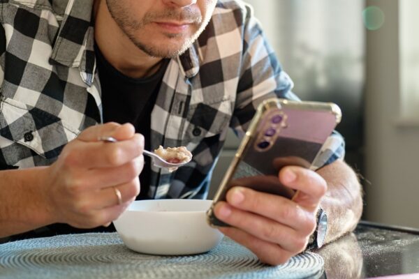 Vídeos curtos estão associados a pior foco e saúde mental. (Foto: Aliaksandrbarysenka via Canva)