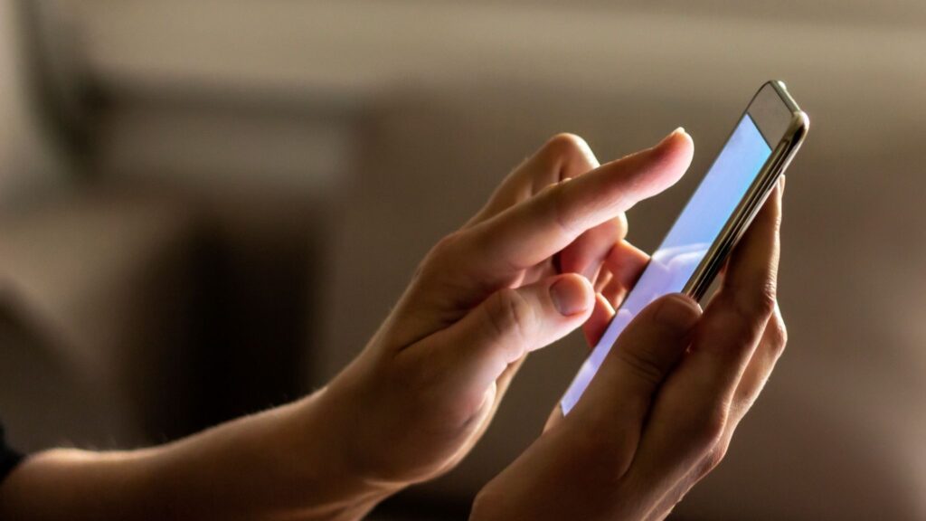 Uso excessivo de vídeos curtos impacta o funcionamento do cérebro. (Foto: Getty Images via Canva)