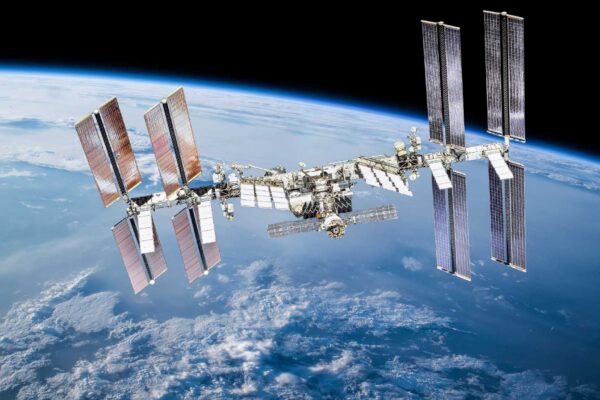 Alerta médico na ISS pode antecipar retorno da Crew-11 (Imagem: Getty Images/ Canva Pro)