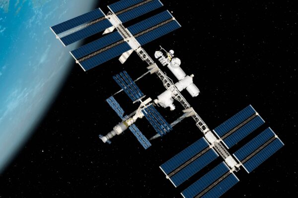 ISS revela vírus poderosos que podem combater superbactérias na Terra (Imagem: Photo Library via Canva)