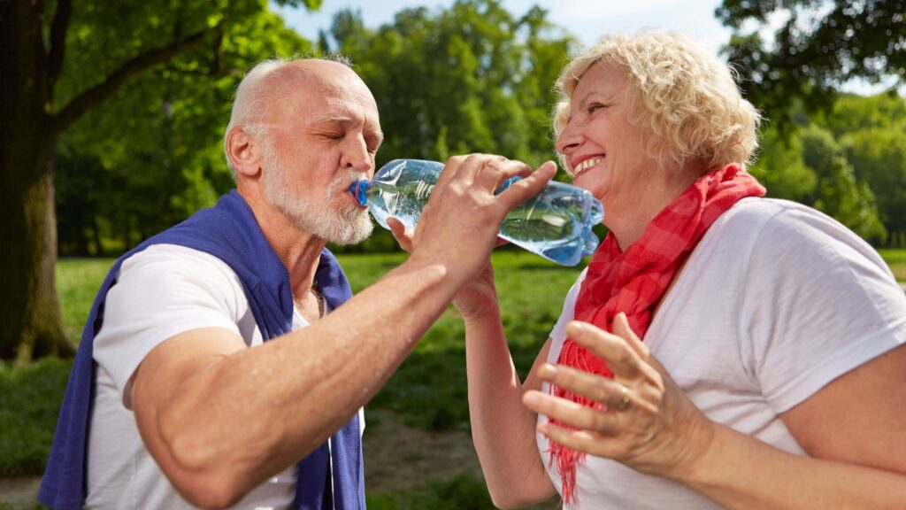 Adultos mais velhos são mais vulneráveis ao calor intenso. (Foto: Robert Kneschke via Canva)