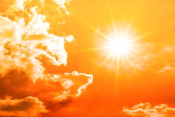 Calor extremo pode acelerar o envelhecimento biológico. (Foto: Getty Images via Canva)