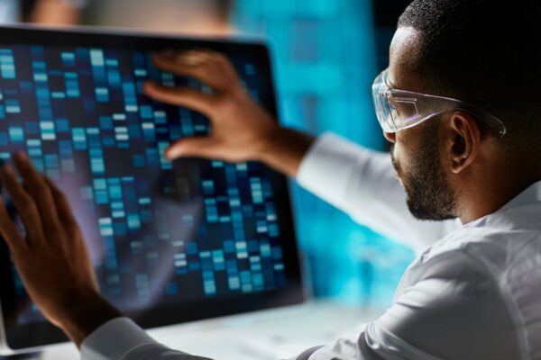 IA analisa milhões de compostos em poucas horas. (Foto: Getty Images via Canva)