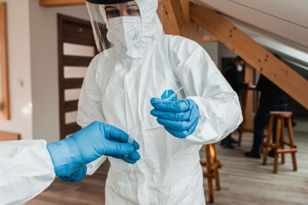 Monitoramento contínuo evita expansão do vírus. (Foto: Pexels via Canva)