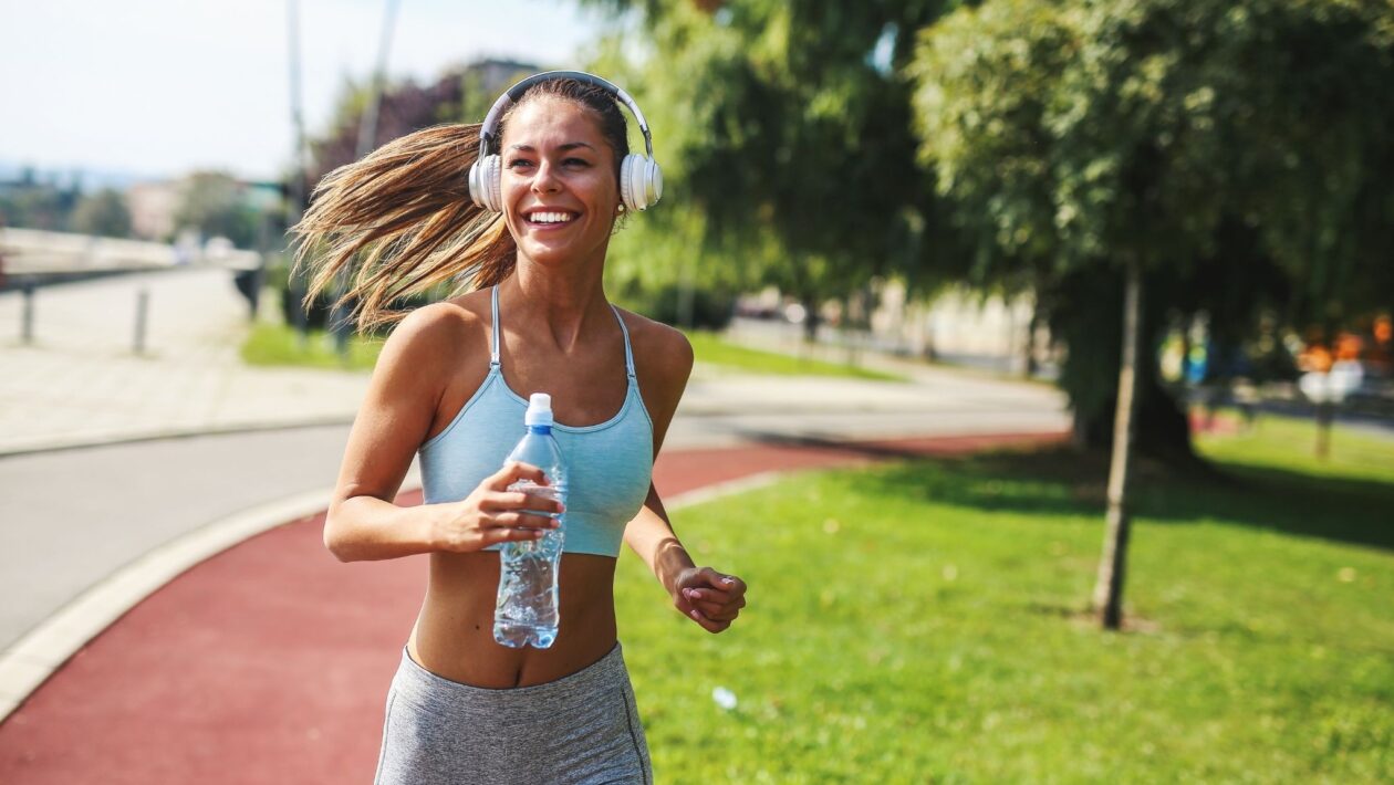 Atividade física é uma opção segura e acessível contra depressão. (Foto: Getty Images via Canva)
