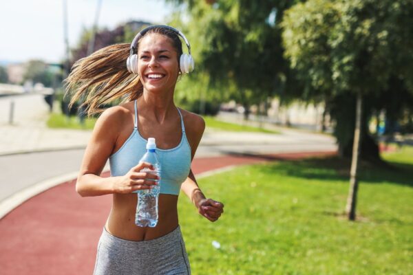 Atividade física é uma opção segura e acessível contra depressão. (Foto: Getty Images via Canva)