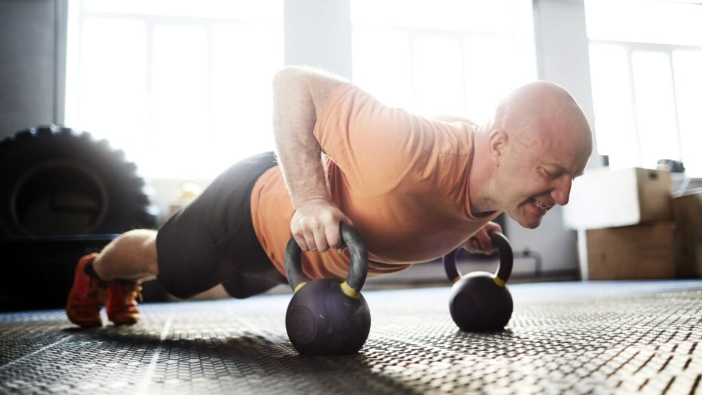 Programas combinando força e aeróbico têm melhores resultados. (Foto: Getty Images via Canva)